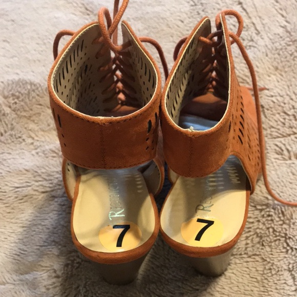 Ladies size 7 sandals worn once brand restricted - Picture 5 of 6